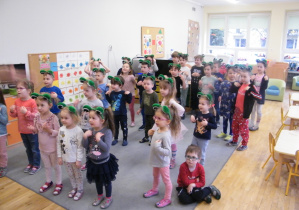 Dzieci z grupy II i V tańczą do muzyki poprzebierane za żabki