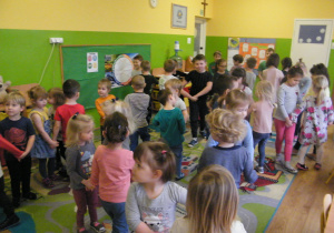 Dzieci z grupy I i IV tańczą w parach