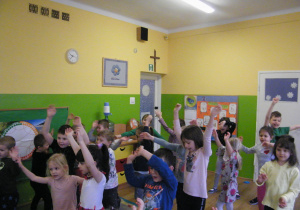 Dzieci z grupy I i IV podnoszą ręcę do góry