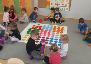 Dzieci z grupy II układają wieże z kolorowych kubeczków