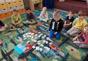Dzieci z grupy V uczą się kodowania na kartach do gry