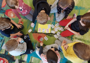 Dzieci z grupy V układaja karty według koloru, wzoru, od najmniejszej do największej
