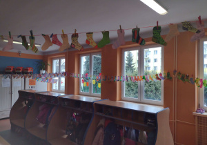 Wystawa skarpetek pokolorowanych i wyciętych przez dzieci w szatni przedszkolnej