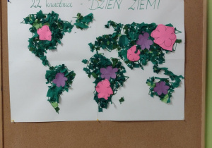 Praca plastyczna grupy II - mapa świata wyklejona kolorowym papierem