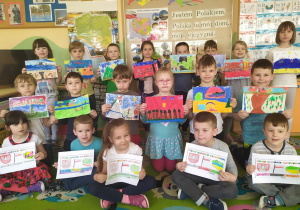 Dzieci z grupy IV prezentują swoje prace plastyczne związane z Polską