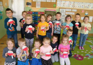 Dzieci z grupy III prezentują swoje kotyliony wykonane z bibuły