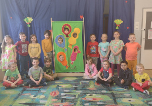Dzieci z grupy V z nagrodą w konkursie piosenki - parawan z kolorowymi balonami