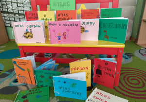 Książki wykonane przez dzieci z grupy IV