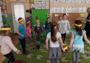 Dzieci tańczą do piosenki i zwierżatkach z łąki