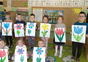 Dzieci z grupy III pokazują swoje laurki - kwiaty z wydzieranki