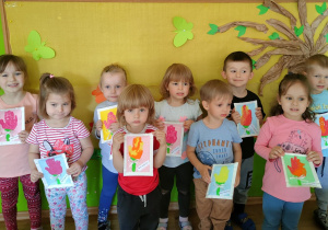 Dzieci z grupy I prezentują swoje laurki - dłonie odciśnięte na kolorowej kartce