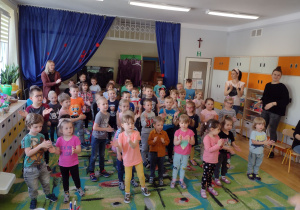 Wszystkie dzieci klaszczą do piosenki śpiewanej przez panią Ulę