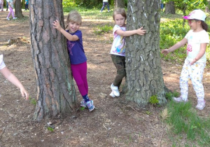 Dwie dziewczynki przutylają się do drzew