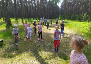 Dzieci z grupy IV w lesie