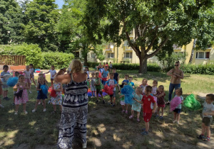 Dzieci tańczą z pomponami do piosenki śpiewanej przez Panią Ulę