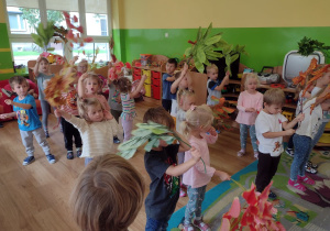Dzieci z młodszych grup tańczą z kolorowymi listkami