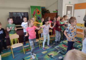 Dzieci z grupy IV i V tańczą do piosenki o jeżyku