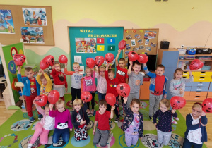 Dzieci z grupy Biedronek pokazują swoje biedronkowe baloniki