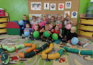 Przedszkolaki z grupy Motylków pokazują swoje baloniki z minkami