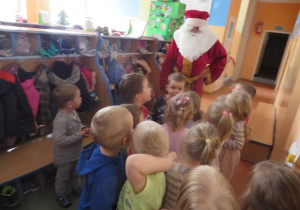 Dzieci z grupy I prowadzą Świętego Mikołaja do swojej grupy