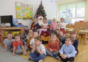 zdjęcie dzieci z grupy II z Mikołajem