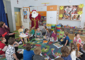 Mikołaj rozmawia z dziećmi z grupy V