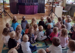 Przedszkolaki przysłuchują się rozmowie lalki Kubusia z lalką Wojtkiem