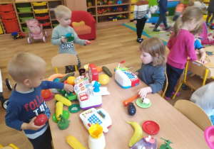 Dzieci bawią się przy stoliku w sklep