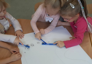 Dzieci szczotkują narysowanego zęba