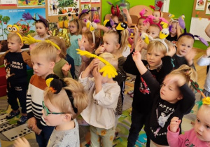 Dzieci z grupy II i I tańczą przebrane w różne kolorowe przepaski z czułkami