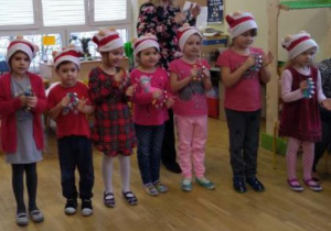 dzieci podczas koncertu śpiewają piosenki świąteczne