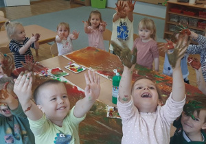 Dzieci z grupy II pokazują ręce umazane w farbie