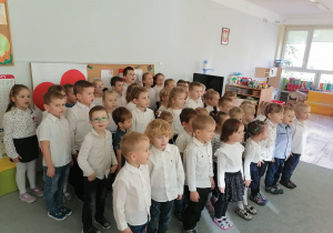 Dzieci z grupy II, III i IV śpiewają hymn