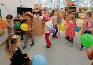 Przedszkolaki z grupy III bawią się balonami