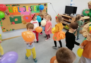 Dzieci z grupy III tańczą z balonami