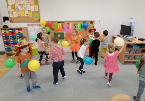 Przedszkolaki z grupy III bawia się balonami
