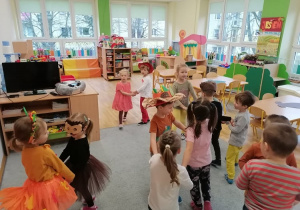 Dzieci z grupy III tańczą w małych kółkach