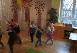 Dzieci z grupy IV bawią się w pląs "Krasnoludek"