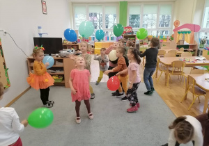 Dzieci z grupy III bawią się balonami
