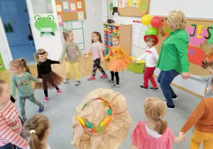Dzieci z grupy III tańczą w kole do piosenki o jesieni