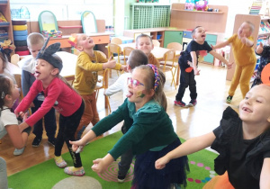 Przedszkolaki z grupy IV tańczą do pląsu "Krasnoludek"