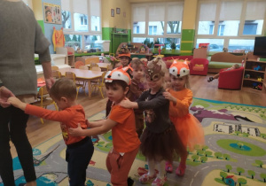 Dzieci z grupy I tańczą w wężyku