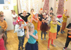 Dzieci z grupy IV tańczą "Macarenę"