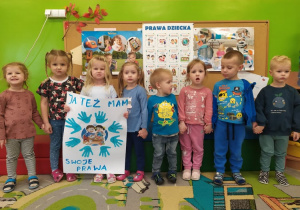 Dzieci z grupy I pokazują swój plakat wykonany z okazji Dnia Praw Dziecka