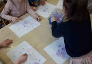 Piątka dzieci maluje kolorową pianą