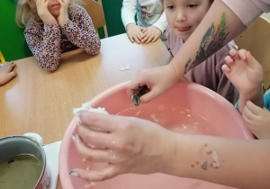 Dzieci przyglądaja się zastygniętemu woskowi