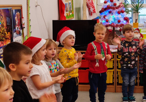 Dzieci z grupy II śpiewają Mikołajowi piosenkę