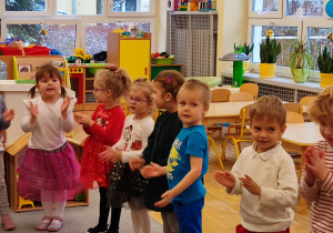 Dzieci z grupy II śpiewają Mikołajowi piosenkę