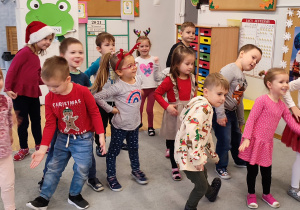 Dzieci z grupy III tańczą dla Mikołaja