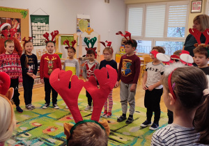 Przedszkolaki z grupy V śpiewają Mikołajowi piosenkę